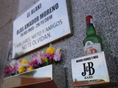 Epitafio en el que se lee "Menos flores y más JB", en el cementerio de La Almudena.
