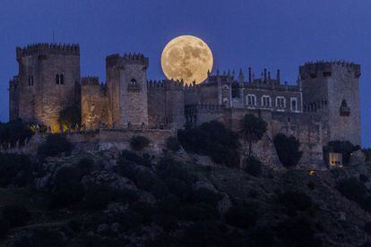 Lluna grossa i vermella sobre el castell d'Almodóvar del Río, Còrdova.