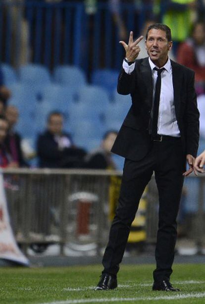 Simeone gesticula durante el partido.