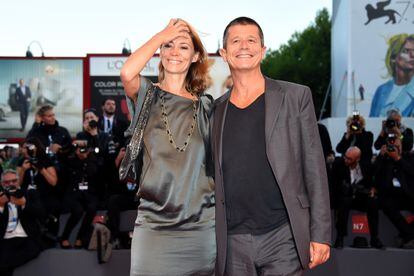 Hélène Devynck y Emmanuel Carrère, en el Festival de Venecia de 2015.