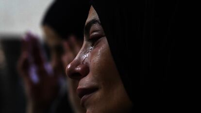 Malak Jatib, de 34 años, llora en su casa del campo de refugiados de Yenín (Cisjordania) la muerte de su hijo Musa, de 16 años, tras recibir un balazo mientras se encontraba en el hospital Jalil Suleiman.