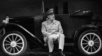 Saza, en un momento de la obra de teatro 'Los habitantes de la casa deshabitada', en 1988.