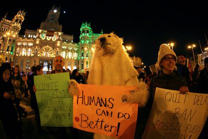 Un manifestante disfrazado de oso polar participa en la marcha.