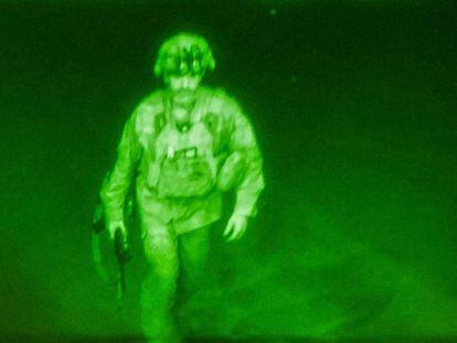 El general Chris Donahue, comandante de la 82 Division, el último militar estadounidense en abandonar Afganistán, poco antes de abordar el avión militar C-17 que despegó de Kabul