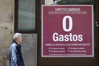 Un hombre pasa ante un anuncio de hipotecas en Madrid, en una imagen de archivo.