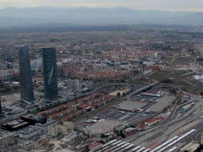 Los terrenos incluidos en la Operaci&oacute;n Chamart&iacute;n, con la estaci&oacute;n de tren en primer t&eacute;rmino.