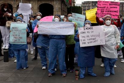Trabajadores del sector salud se manifiestan frente a Palacio Nacional para exigir contratos sin irregularidades y aumento de fuentes de empleo, el 10 de enero de 2022.