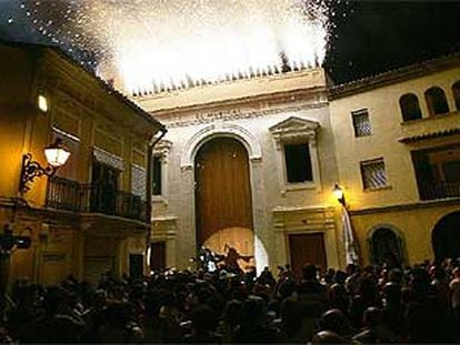 Fuegos artificiales en la inauguración del teatro El Musical, en el distrito Marítimo de Valencia.