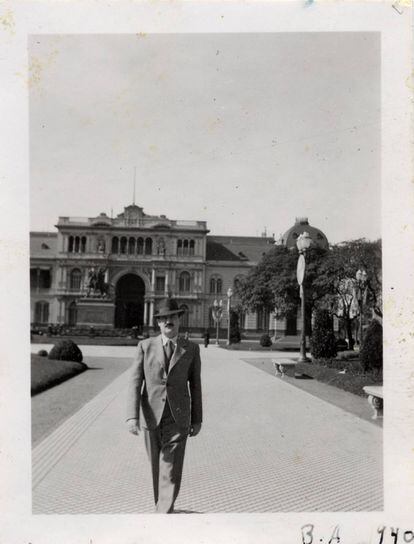 Ayala frente a la Casa Rosada de Buenos Aires, en 1940