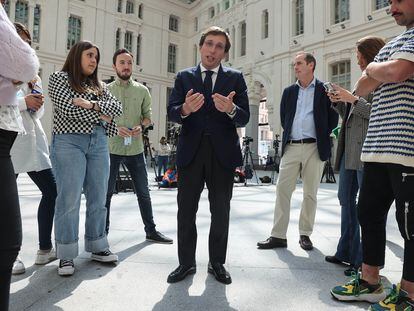 El alcalde de Madrid, José Luis Martinez Almeida, conversa con varios periodistas durante una pausa del pleno del Ayuntamiento de Madrid.