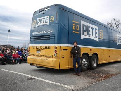 Pete Buttigieg, a primeros de noviembre junto a su autobús de campaña en New Hampshire.