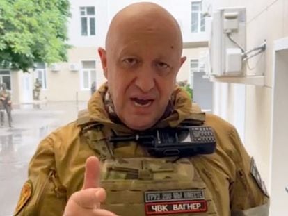 El jefe de Wagner, Yevgeny Prigozhin, anuncia una ofensiva contra Moscú desde un cuartel en Rostov, el sábado por la mañana.