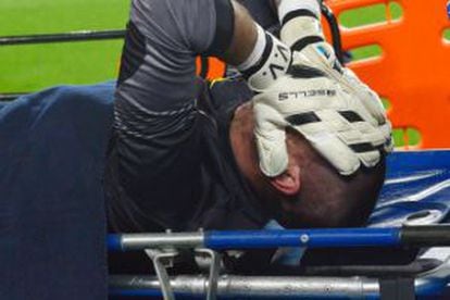 Valdés és retirat del camp després de la seva lesió.