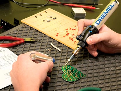 Soldadores de estaño eléctricos perfectos para reparar y trabajar con piezas electrónicas fácilmente.
