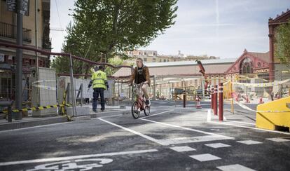 Un usuari del Bicing en un carril nou al barri de Sant Antoni.