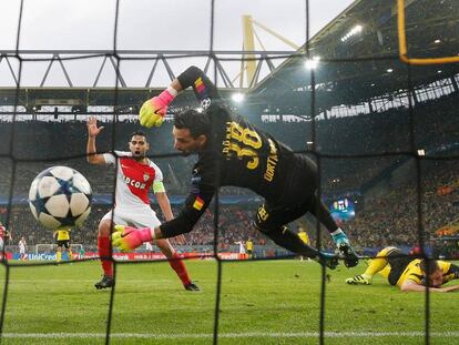 Falcao grita el segundo gol del Mónaco tras golpeo en propia puerta de Bender, tendido en el suelo.