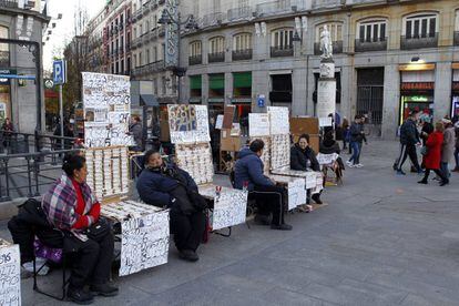 Puestos de venta ambulante de décimos en la Puerta del Sol