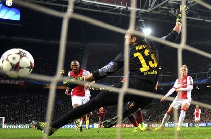Pinto encaja el primer gol del Ajax.