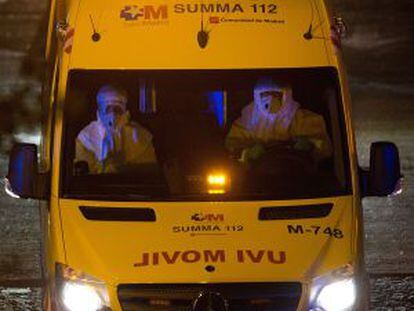 La ambulancia que traslada a la auxiliar de enfermería al hospital Carlos III de Madrid.