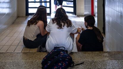 Un grupo de adolescentes en un instituto de Valencia.