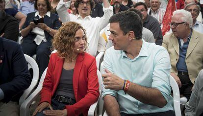 Meritxell Batet, junto a Pedro Sánchez durante la campaña.