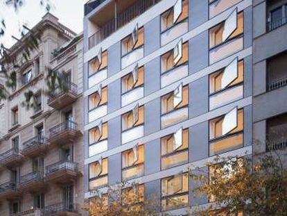 Bloc d’oficines de la Caixa Provincial d’Estalvis, al carrer Rosselló, convertit en apartaments.