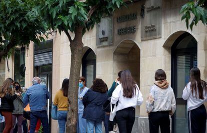 Varios jóvenes aguardan para someterse a un cribado en San Sebastián, el jueves.