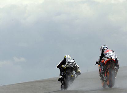 Dani Pedrosa rueda por detrás de James Toseland en Donington Park.