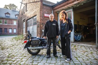 Heinz-Jürgen Korte y Regina Schönfeld, en su taller de motos en la calle Trettachzeile de Berlín, este miércoles.