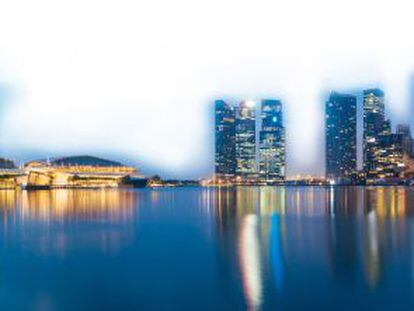 Skyline de Singapur, con el célebre hotel Marina Bay Sands, a la izquierda, con sus tres altísimas torres.