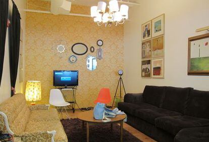 Sala de reuniones de Airbnb, tematizada como un apartamento de Berlín Este.
