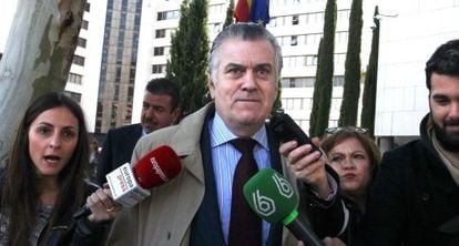 El ex tesorero del Partido Popular, Luis Barcenas, sale de los juzgados el 28 de abril.