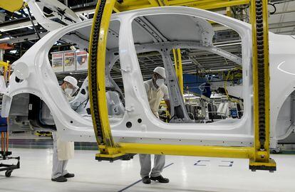 Trabajadores de Fiat Chrysler trabajan en el modelo Argo, en la planta de Betim, cerca de  Belo Horizonte (Brasil), el pasado 20 de mayo.