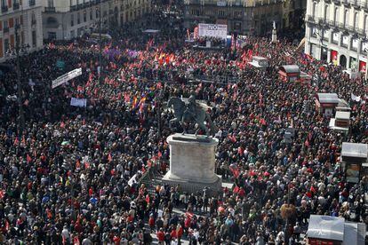 La Puerta del Sol, abarrotada, tras finalizar la protesta en Madrid.