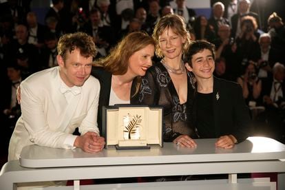 Justine Triet, with the Palme d'Or, accompanied by Sandra Hüller, and actors Antoine Reinartz (left) and Milo Machado Graner, on Saturday May 27 in Cannes.