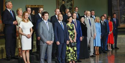 Jefes de Estado y de Gobierno de los países miembros de la OTAN posan en el Museo del Prado, donde se celebra este miércoles la última cena oficial de la cumbre.