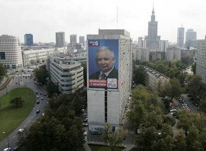 Cartel electoral del primer ministro polaco, Jaroslaw Kaczynski, en un edificio del centro de Varsovia.