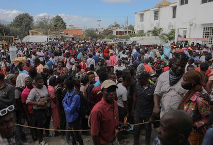 Cientos de haitianos aguardan en Puerto Príncipe para intentar conseguir un pasaporte que les permita dejar el país.