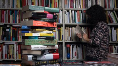 Una pila de libros escritos por mujeres en la libreria Rafael Alberti, de Madrid.