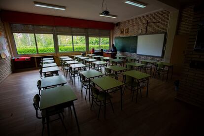 ARANDA DE DUERO (BURGOS), 17/04/2020.- Un profesor en una clase vacía de un colegio de Aranda de Duero (Burgos), Varias comunidades autónomas han reclamado una legislación concreta con los criterios de evaluación, promoción, repetición y titulación de los alumnos para apoyar el plan sobre el fin de curso del ministerio de Educación, demanda quese produce después s de que en la Conferencia Sectorial de Educación entre el Gobierno y las comunidades se consensuara un documento que contempla que pasar de curso será la norma. EFE/ Paco Santamaria