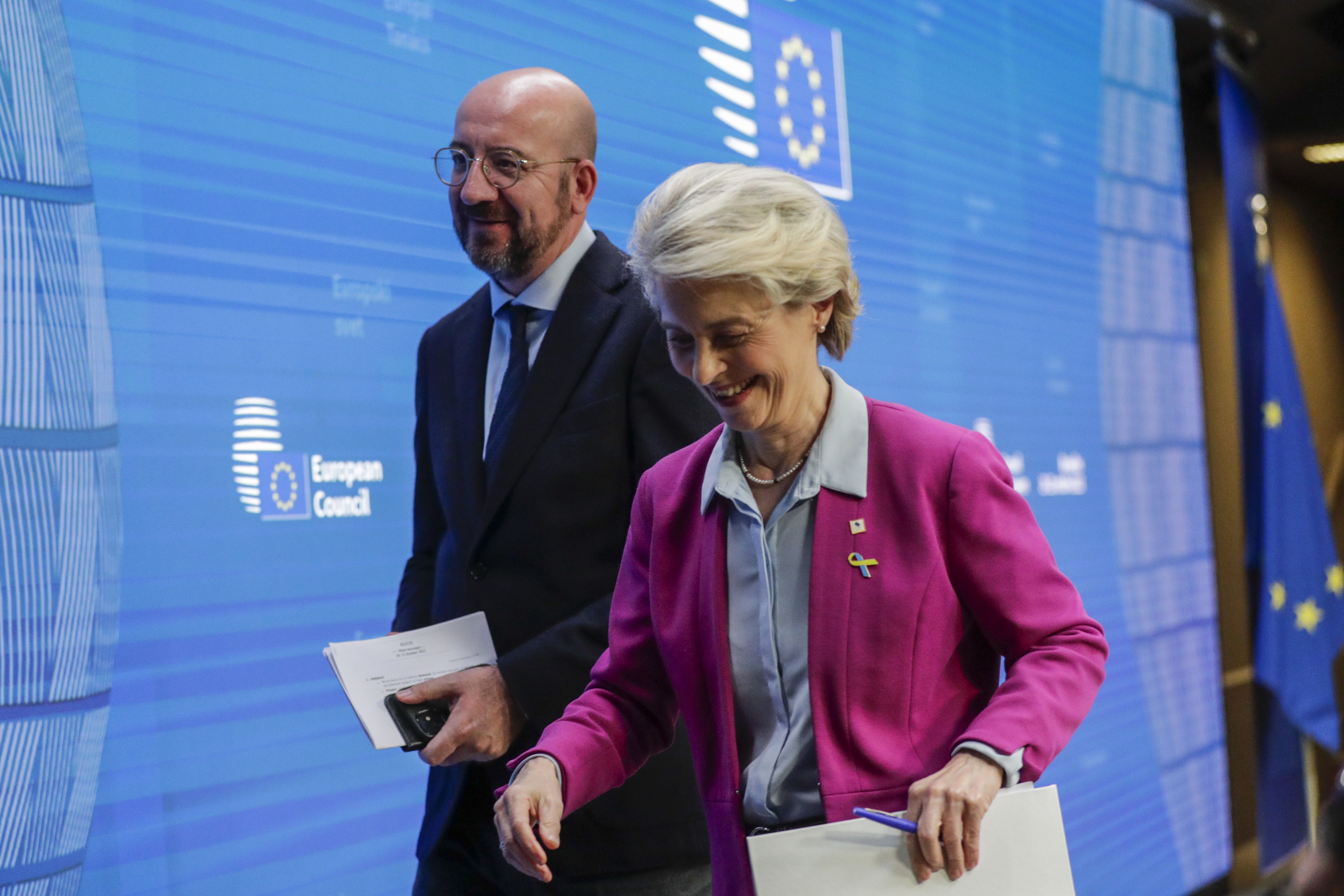 Brussels (Belgium), 21/10/2022.- European Commission President Ursula von der Leyen and European Council President Charles Michel (L) during a press conference at the end of first day of an EU Summit in Brussels, Belgium, 21 October 2022. EU leaders reached an agreement on Energy prices and and agreed to work on measures to contain energy price. (Bélgica, Bruselas) EFE/EPA/OLIVIER HOSLET
