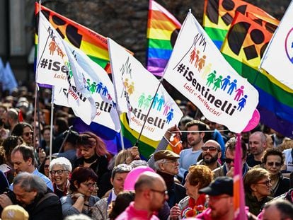 Cientos de personas se manifiestan en defensa de los derechos de las familias homosexuales, el pasado día 18 en Milán.