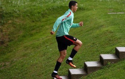 Cristiano Ronaldo sube escaleras durante el entrenamiento de la selecci&oacute;n lusa ayer en Marcoussis.