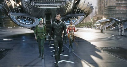 La película más taquillera de la factoría, 'Black Panther', abrió también la puerta a la igualdad, con un reparto íntegramente negro. En la imagen, Chadwick Boseman, junto a Lupita Nyong'o y Danai Gurira.