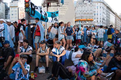 Hinchas argentinos esperaban en la Avenida 9 de julio. 