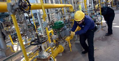 Trabajadores en una refinería.