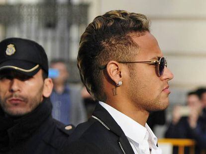 Neymar, a la salida de los juzgados en febrero de 2016.