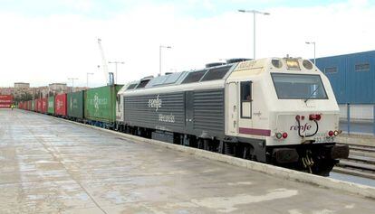 Tren de mercanc&iacute;as de Renfe.