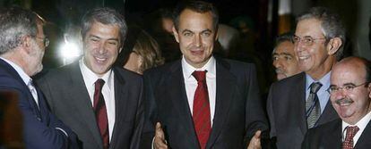 De izquierda a derecha, Juan Carlos Rodríguez Ibarra, José Sócrates, José Luis Rodríguez Zapatero, Emilio Pérez Touriño y Gaspar Zarrías, ayer a su llegada a la 22ª cumbre hispano-portuguesa que se celebra en Badajoz.
