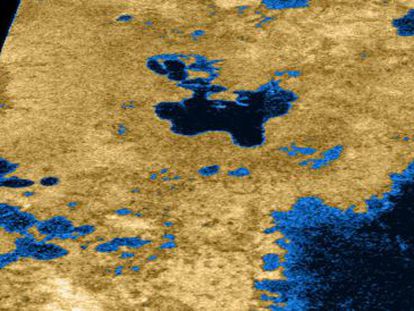 Lagos de metano líquido en la superficie de Titán captados por la sonda ‘Cassini’ en órbita de Saturno.